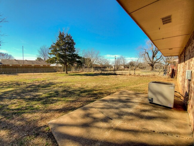 Building Photo - 3 Bed brick home in Tecumseh