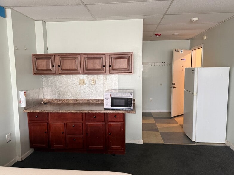 Building Photo - 1635 Centre Ave