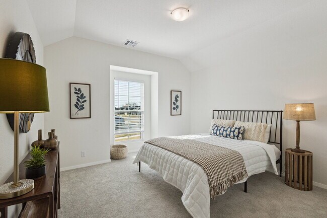 Building Photo - Fully Furnished 4 Bedroom