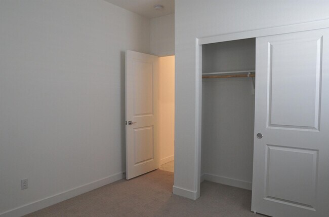 Building Photo - 73593 Travers St