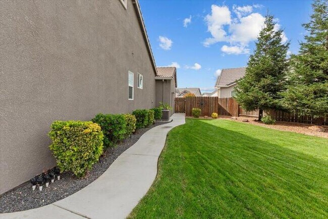 Building Photo - Gorgeous 3 Bedroom 2 Bathroom Manteca Home