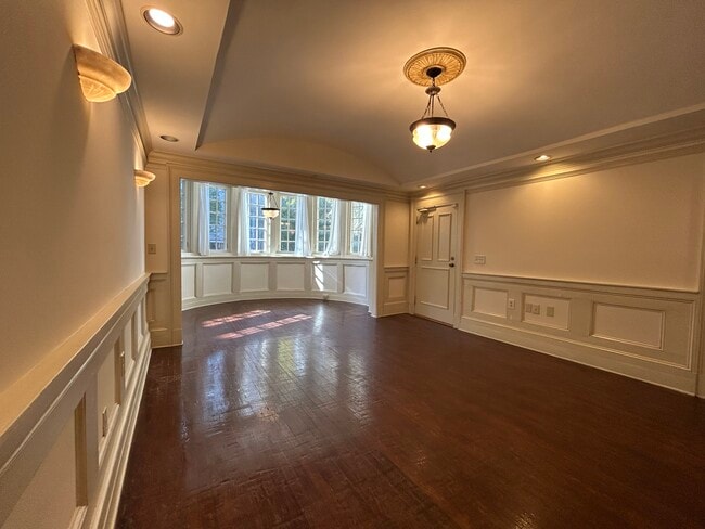 Building Photo - 635 Myrtle St NE