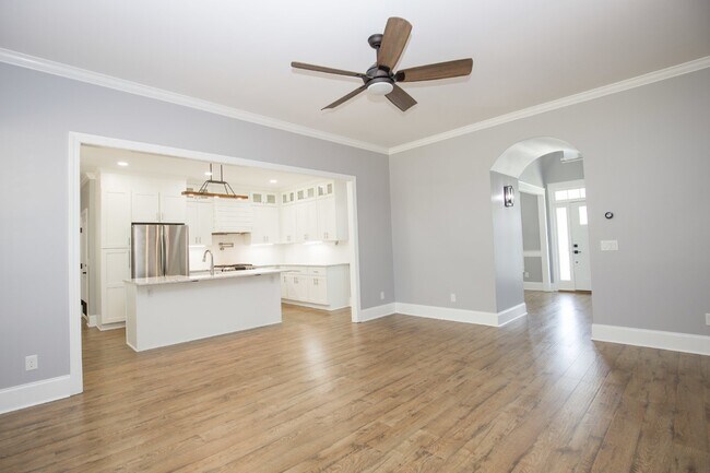 Building Photo - "Spacious and Inviting 2620 sq. ft. Home i...