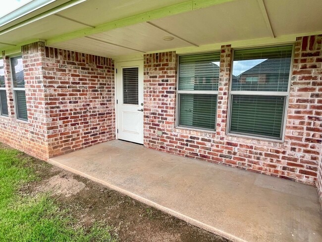 Building Photo - Large 3 Bed, 2 Bath in Beautifully Well-Ma...