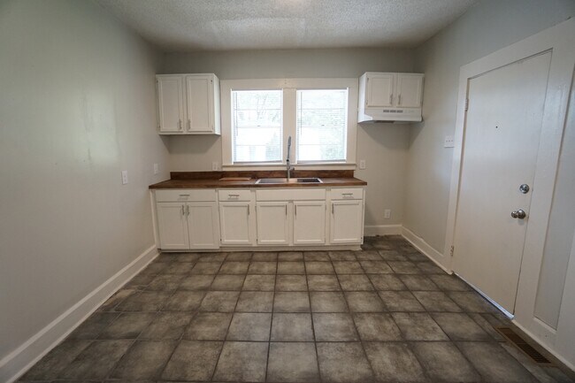 Building Photo - 1906 15th Ct N