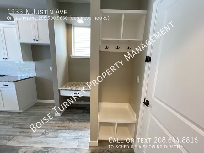 Building Photo - 1933 N Justin Ave