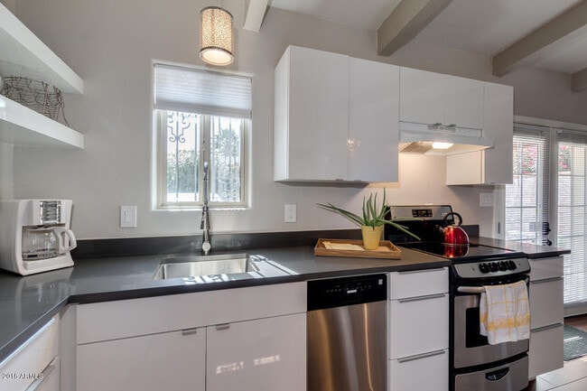 Building Photo - 7288 E Rancho Vista Dr