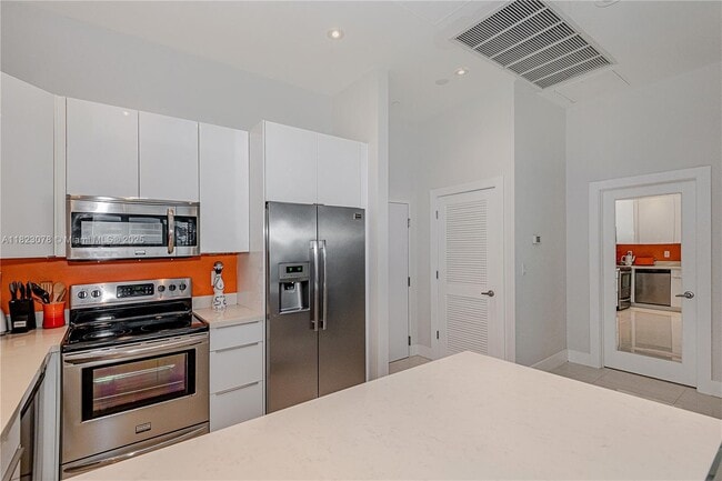 Building Photo - 2301 Collins Ave