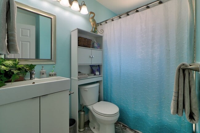 Building Photo - Pet Friendly Townhome in Provo