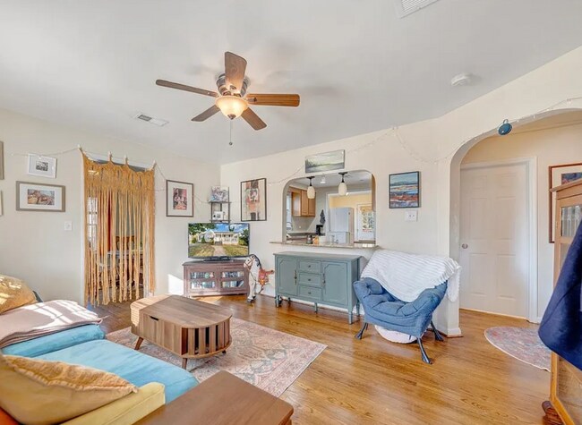 Building Photo - 2 Bedroom/1 Bath House