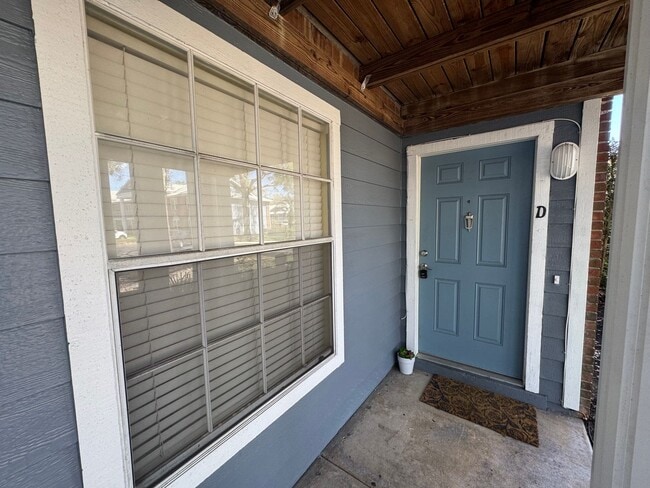 Building Photo - Charming 2-Bedroom Condo with Pool Access & Water Included – Prime Orlando Location