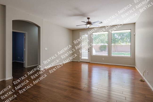 Building Photo - *$500 off the 1st full month's rent with a...