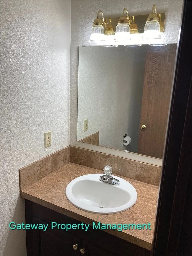 Building Photo - 2 bedroom Townhouse outside Shelton