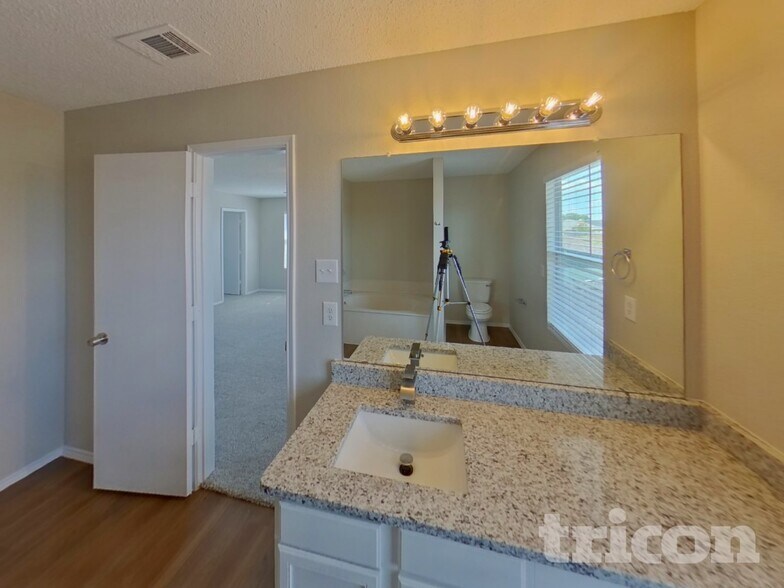 Building Photo - 8116 Cutter Hill Ave