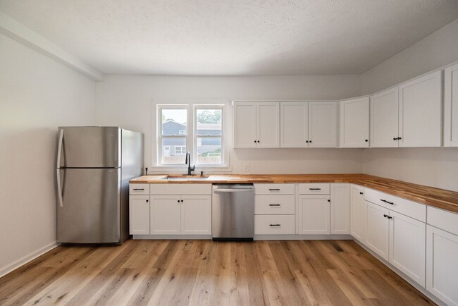 Building Photo - SHORT TERM RENTAL: Beautifully Renovated C...