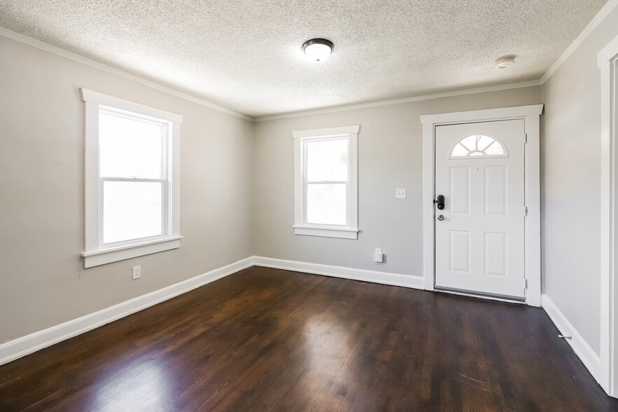 Building Photo - 1022 E 83rd Terrace