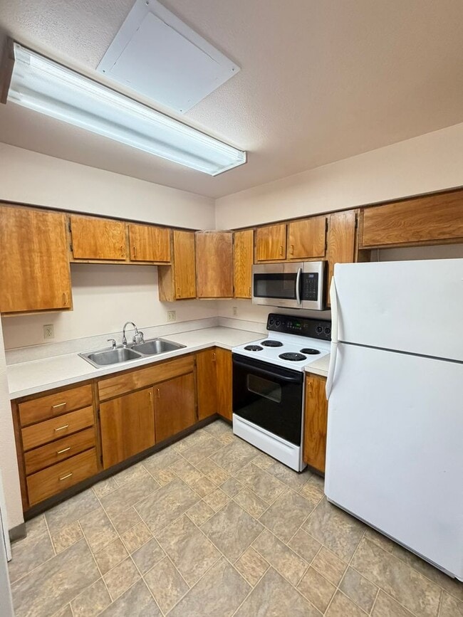 Building Photo - Newly Updated 2 Bedroom!