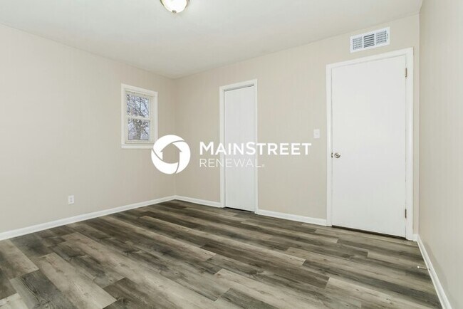 Building Photo - 3 Bedroom Pet-Friendly Home in LOUISVILLE, KY with Main Street Renewal