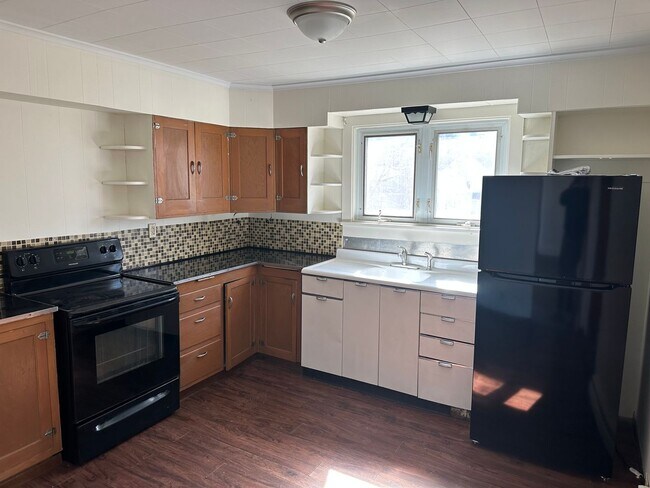 Building Photo - Single Family Home with Spacious Back Yard