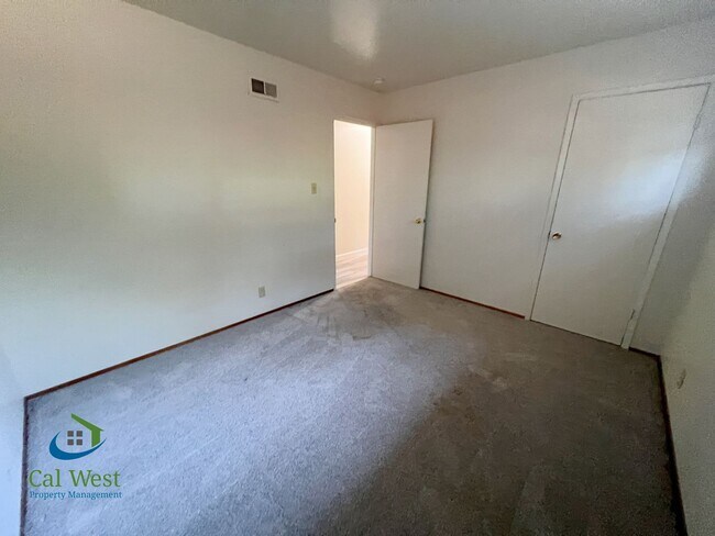 Building Photo - 10600 E Estates Dr