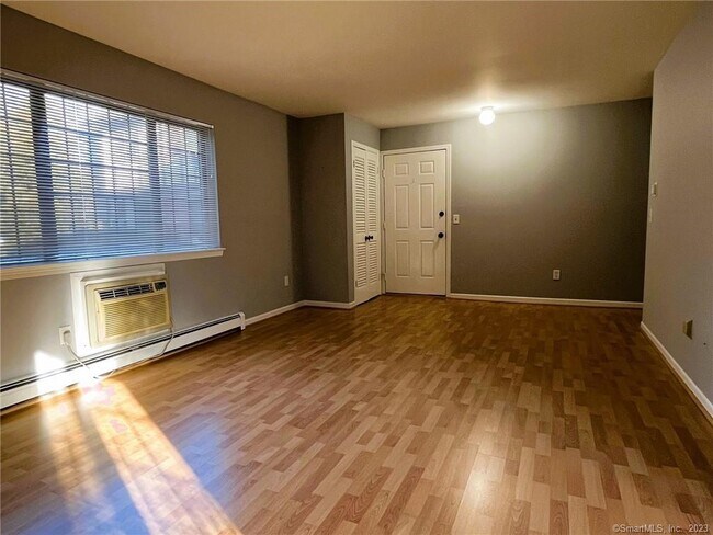 Building Photo - 7 Eden Ct