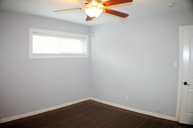 Building Photo - 8241 Glenview Dr