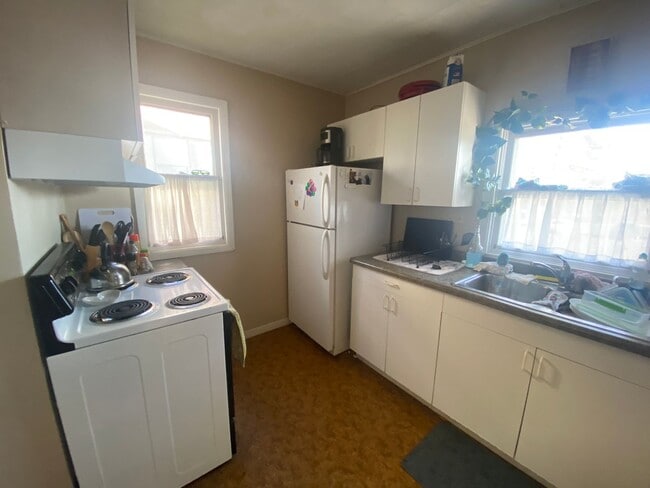 Building Photo - AVAILABLE JUNE - 6 BED 1.5 BATH Close to Campus!