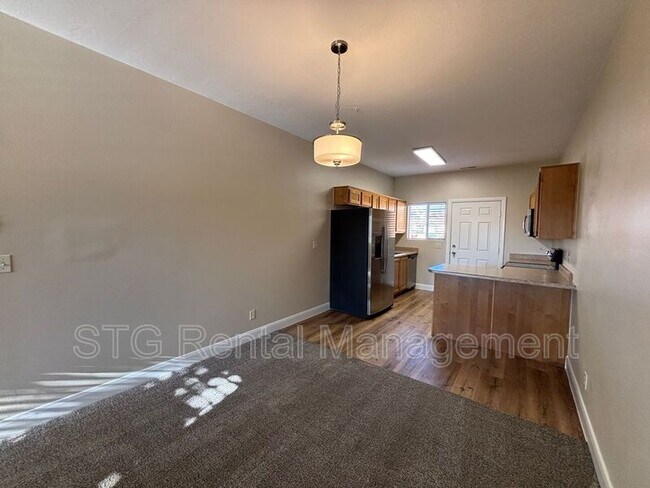 Building Photo - 700 N Main St