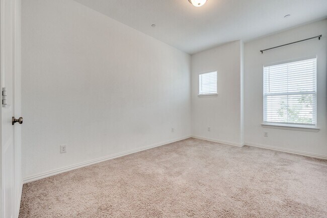 Building Photo - 9912 Schramm St