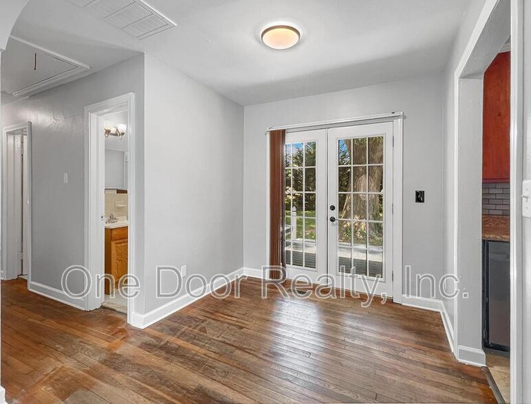 Building Photo - 703 Maupin Pl