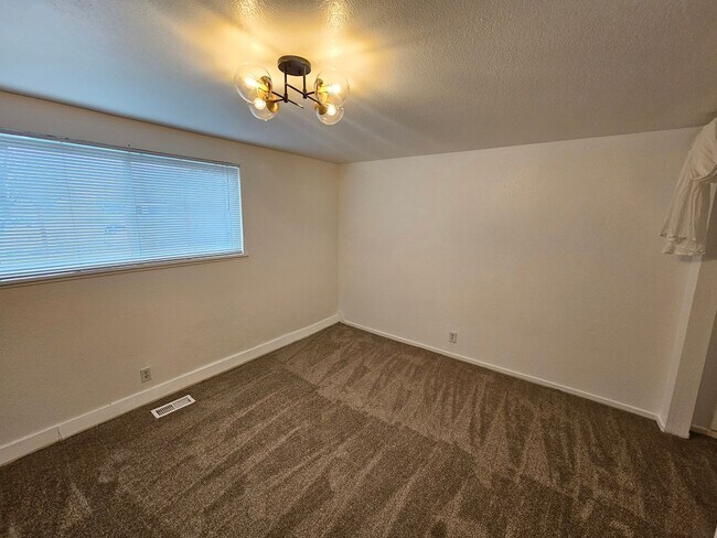 Building Photo - Close to Sugar House Park 2 Bd 1 Ba Basement Duplex