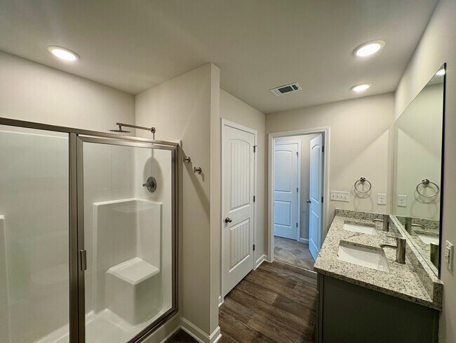 Building Photo - 5252 Magnolia Pl