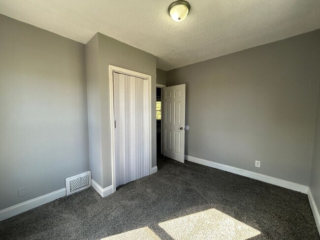 Building Photo - 3 Bedroom 2 Bath House in Moline with a Bo...