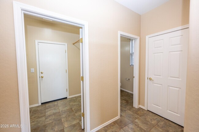 Building Photo - 2023 W Shackleton Dr
