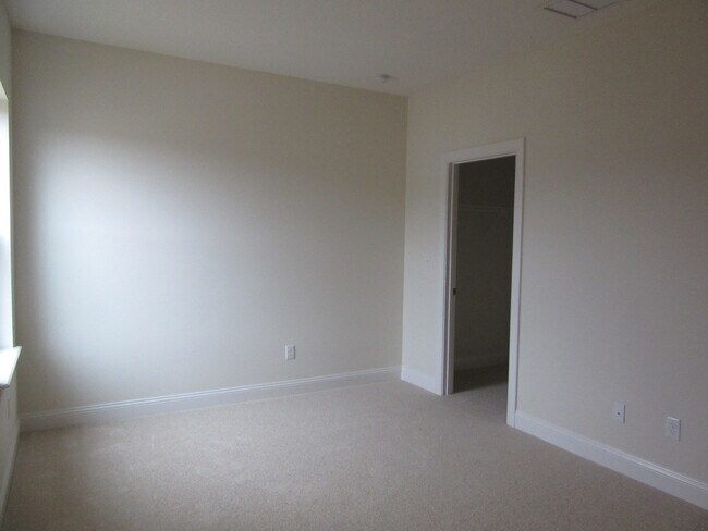 Building Photo - Beautiful 4B/3B plus office single family ...