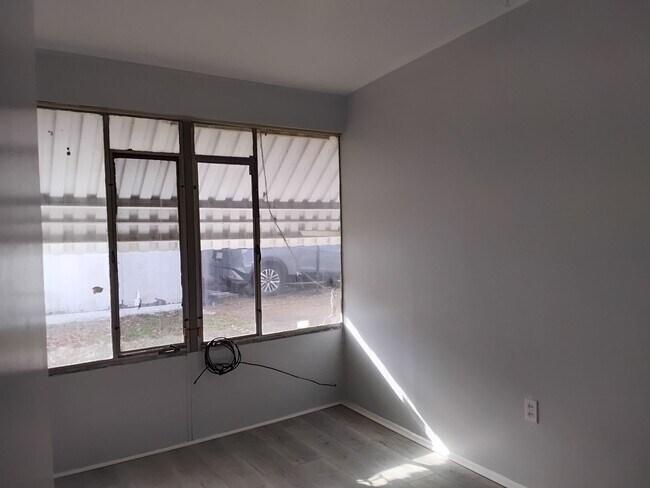 Building Photo - New Paint & New laminate flooring throughout home!!