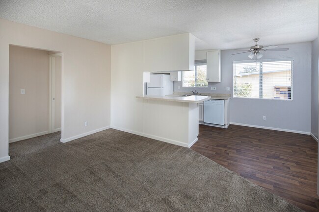 Building Photo - OPEN HOUSE: 6/27 10AM-12PM~ 2 BR Bright Apartment with Parking and AC!