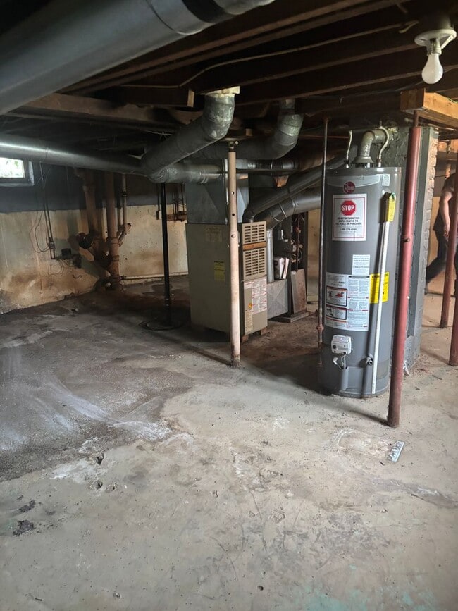 Building Photo - Section 8 welcome, 4bd 2 bath
