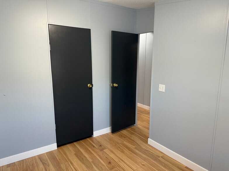 Building Photo - 700 S Clyde St