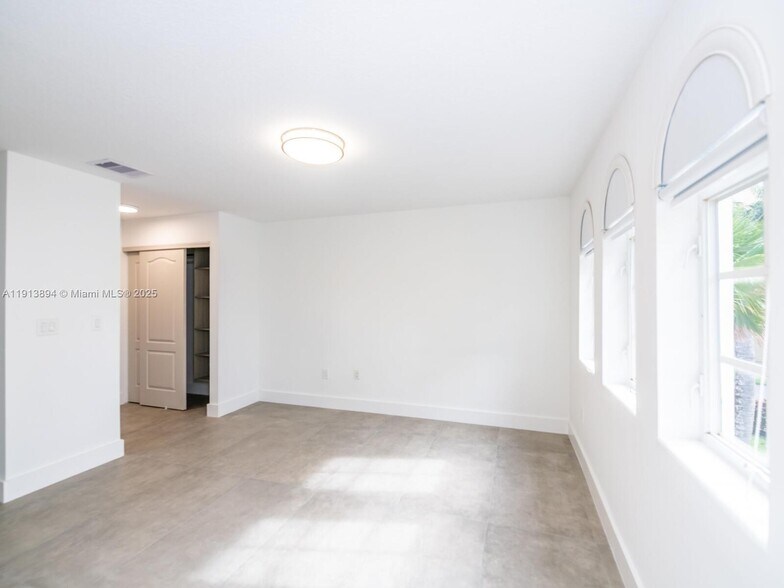 Building Photo - 20729 NE 32nd Ave