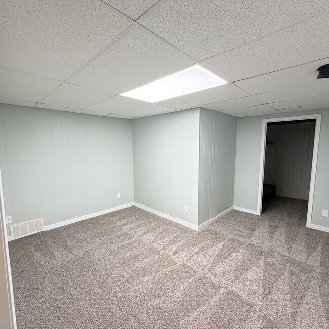 Building Photo - Rockford Schools! 3 Bedroom Duplex