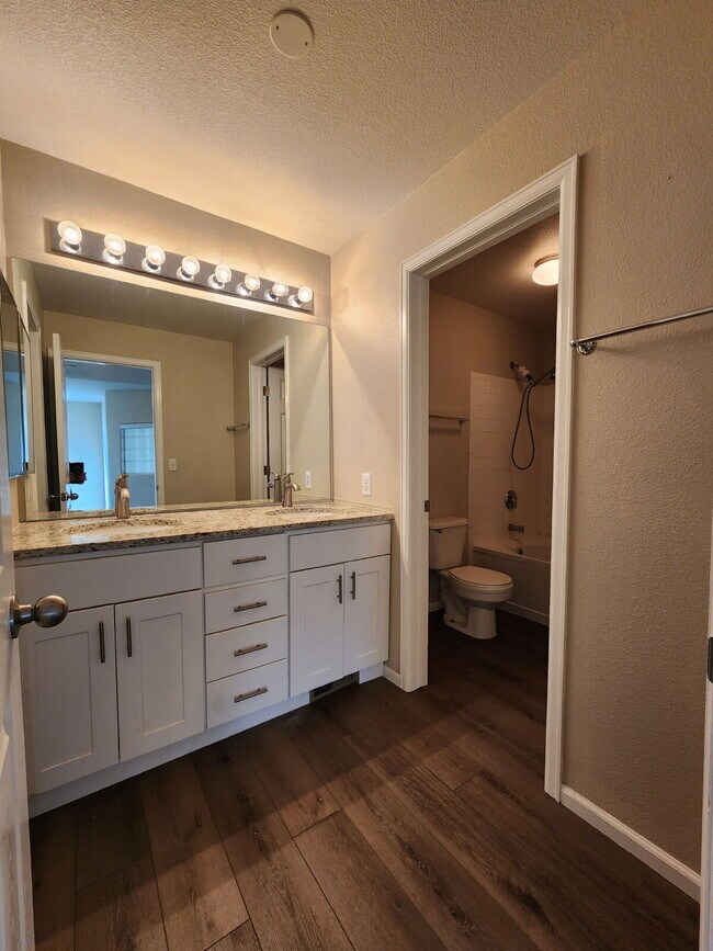 Building Photo - Spacious Two-Suite Townhome With Garage, Fireplace And Community Pool