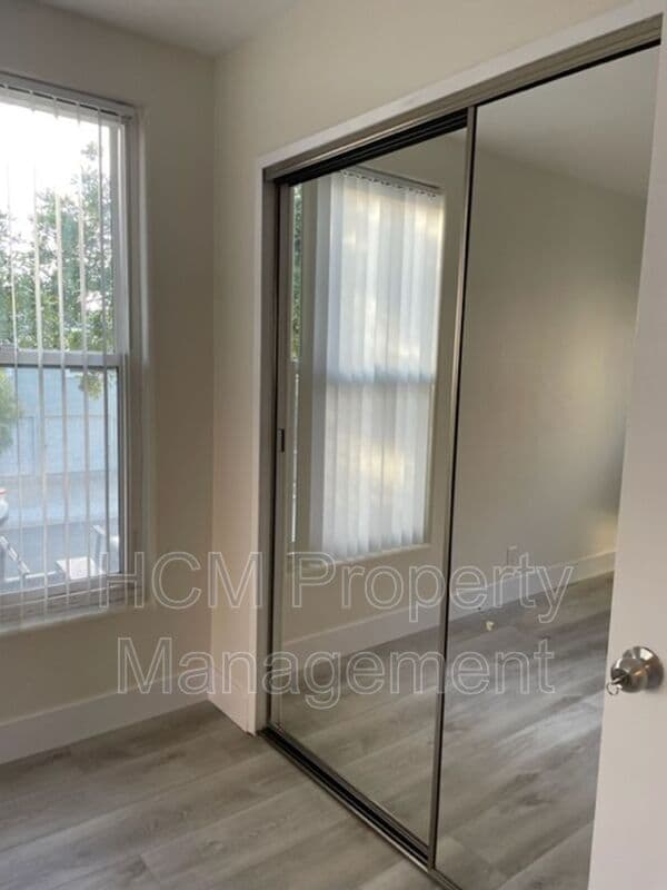 Building Photo - 2835 E 5th St