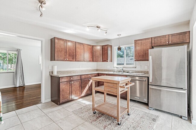 Building Photo - Exceptional 4-Bed, 2-Bath Home in Englewoo...