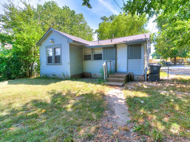 Building Photo - Adorable home in West Tulsa!