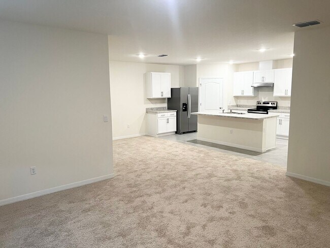 Building Photo - 4 BEDROOM 2 BATHROOM HOUSE FOR RENT