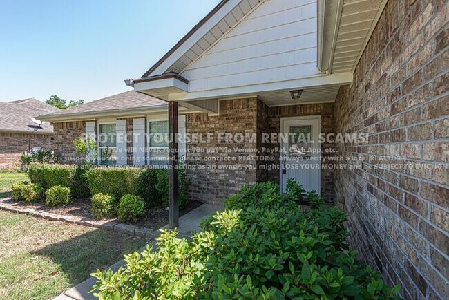 Building Photo - 1674 N Hazeltine Dr