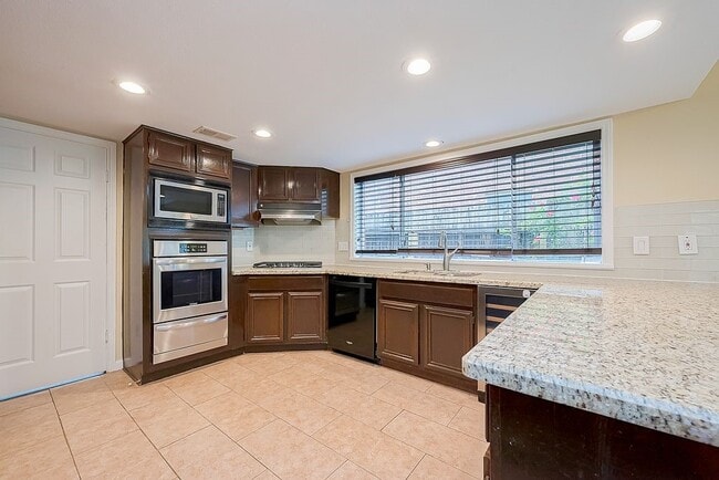 Building Photo - 2039 Shorewood Ln