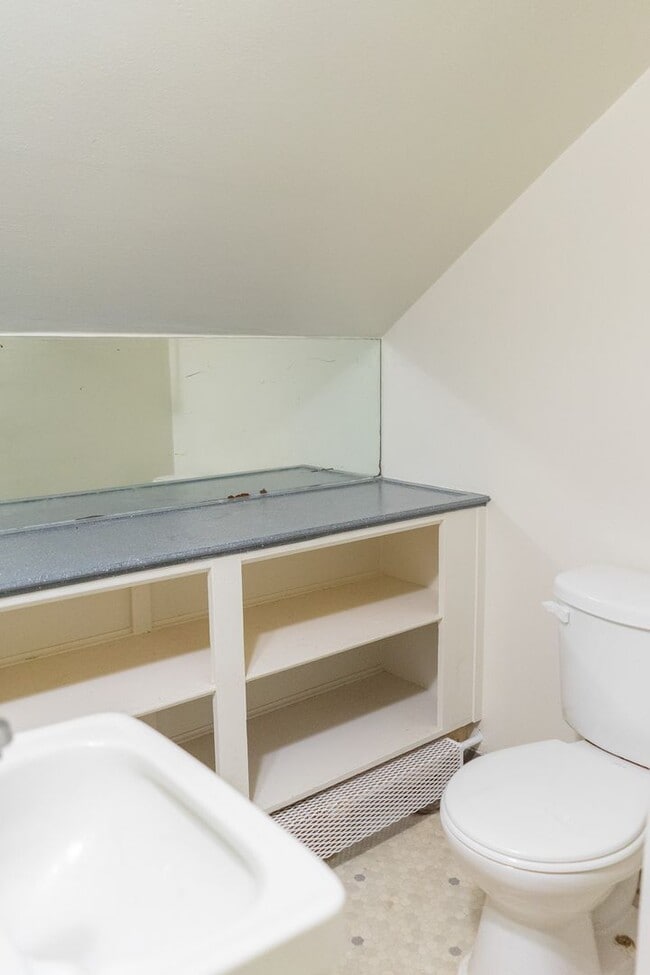 Building Photo - Cozy Studio, Available Now, Great location to Downtown!!