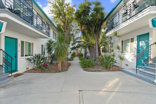 Building Photo - 1347 N Las Palmas Ave